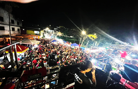 Milhares de pessoas participam da festa de vitória de João Carlos em Mutuípe