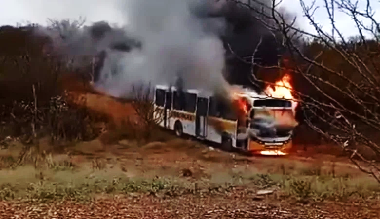 Ônibus escolar pega fogo durante transporte de estudantes