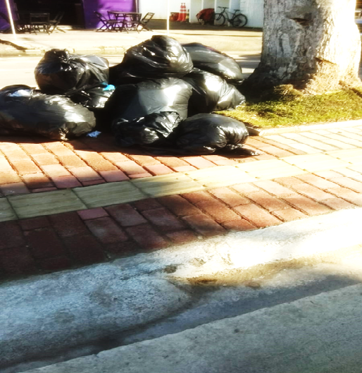 Moradores da Av. Juracy Magalhães reclamam do descarte irregular de lixo por supermercados.