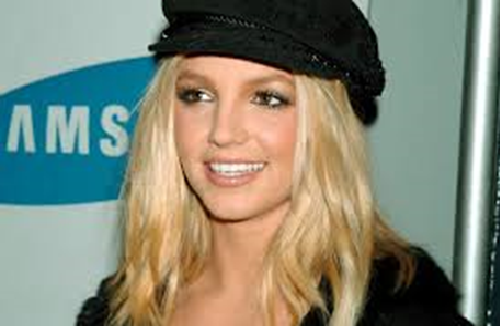 Britney Spears acolhe três dos nove filhos do namorado em sua mansão