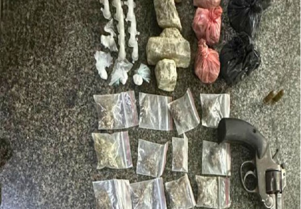 Polícia Militar apreende armas e drogas em Santo Antônio de Jesus