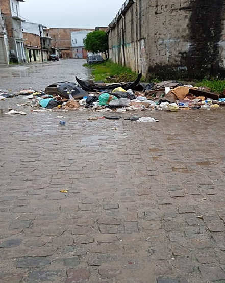 Moradores estão jogando lixo próximo ao muro da Mapron no bairro do Amparo