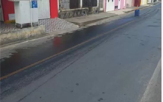 SAJ: Caçamba derrama óleo na Rua Marieta Martins