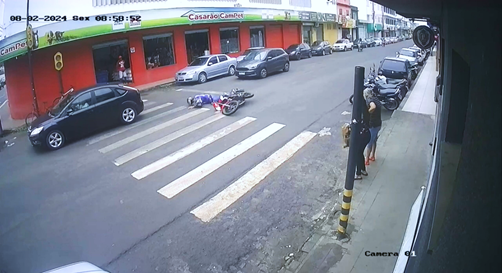 Motociclista cai de moto no centro de Santo Antônio de Jesus
