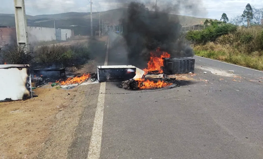 Após morte de homem, população bloqueia BR-420 e tenta linchar suspeito em Santa Inês