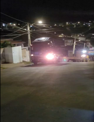 Carreta fica entalada na BA-540 na saída para Amargosa, em Mutuípe