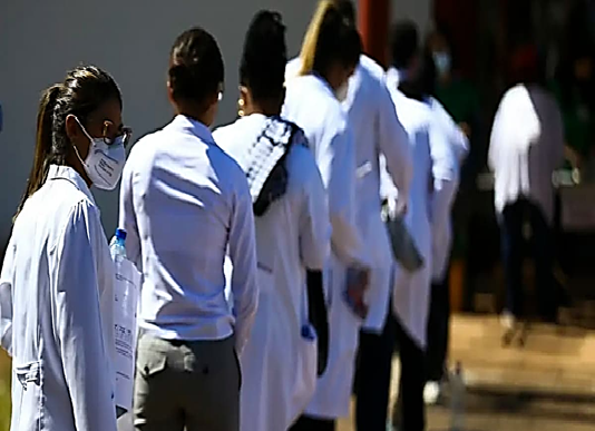 Estudo indica que número de médicos quase duplicou nos últimos 14 anos no Brasil